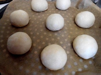 step3: 麵團搓成小圓球，再次發酵至雙倍大。