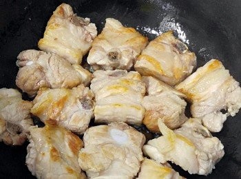 step3: 以中火將排骨煎香。。。兩面呈微黃色。。。盛起備用!