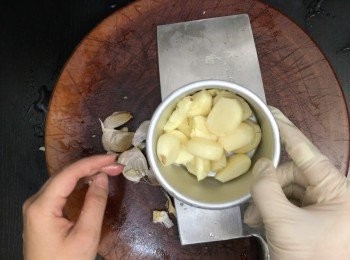 step6: 蒜頭輕拍去皮