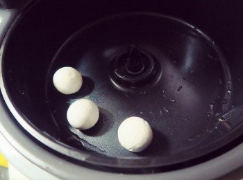 step2: 取出放入氣炸鍋中.炸3～5分即完成