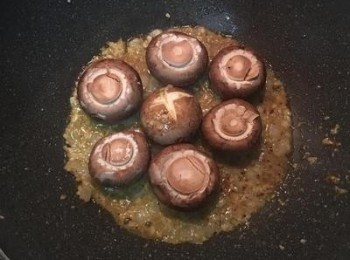 step6: 接著放入鮮香菇,並用少許鹽和黑胡椒粉調味,拌炒後蓋鍋蓋悶煮1-2分鐘即可取出已煮軟的香姑備用.