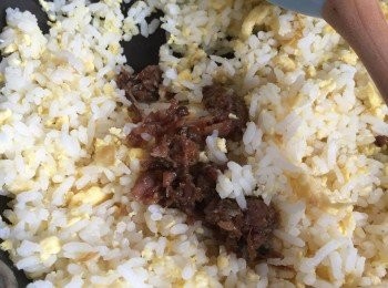 step3: 再加入鹹魚蓉炒勻