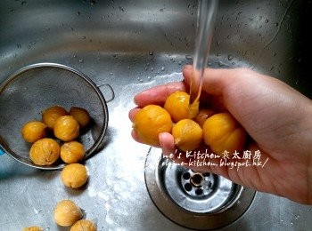 step5: 栗子放入水中蓋上蓋用中火煮5分鐘 , 盛起趁熱去殼 , 用水沖一沖洗栗子肉