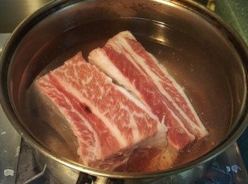 step1: 凍水放入牛肋骨中慢火煮至滾後，取出沖洗乾淨備用