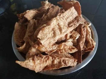 step2: 折斷所須長度，燒起滾油轉細火慢炸至金黃黃色備用