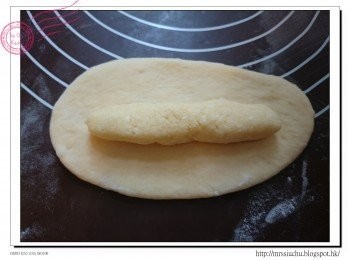 step6: 完成醒麵後, 拍走空氣, 將麵團擀成楕圓形, 約12cm長。把餡料放中間, 再把麵團對摺, 按實接合。整理形狀成欖型。放入紙模。