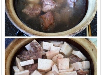 step3: 倒入水蓋起鍋蓋小火煮5-10分鐘《排骨要軟一點可以到15分鐘》，然後加入1小匙黑醬油，芋頭。把鍋蓋起5-10分鐘即可《芋頭軟了即可》。《味道不夠可以加少許鹽》