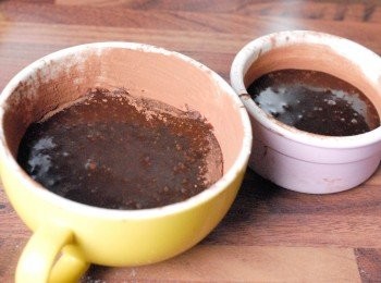 step5: 將蛋糕糊倒入烤模內，放入已預熱200度焗爐，焗約10 -12分鐘，至蛋糕表面凝固，而中間有少許下陷就可以