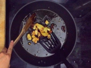 step9: 薑去皮切片、蒜頭去皮，指天椒去蒂切粒
燒熱平底鑊，先下油，油多一點點
下薑片，蒜頭指天椒去蒂炒至焦香，拿起不要