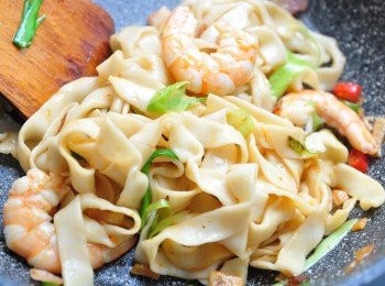 step3: 放入川燙好的家常寬麵拌炒，並加入香菇素蠔油等醬料調味均勻拌炒即可