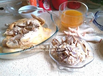 step8: 盛起將雞放入冰水中每面浸10分鐘 , 蒸雞的汁留起 , 雞浸好後將胸骨起出