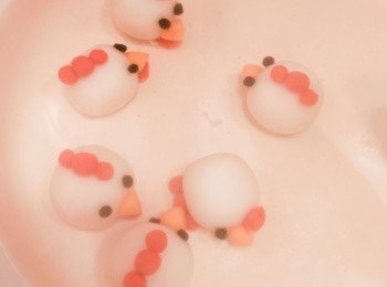 step6: 水煮滾後，用小火把小雞湯圓煮至浮起。