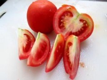 step5: 草菇,番茄洗淨切開備用。