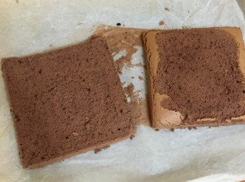 step1: 參考海綿蛋糕做法，在篩入粉類時加入10g可可粉。用方形模具做出蛋糕，放涼後把蛋糕切成兩片，備用。
海綿蛋糕做法，可參考  http://cook1cook.com/recipe/13860 。