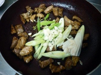 step4: 最後加入蒜苗、蒜末、黑胡椒粉，拌炒均即可上桌