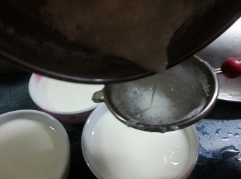 step2: 蛋白略打,加入牛奶.已凍的糖水及白醋拌勻(加入白醋會令蛋白更易凝固),用篩隔去雜質,倒入碗中