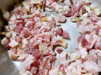 step3: 放入蒜末炒香將其餘的肉丁全部放入