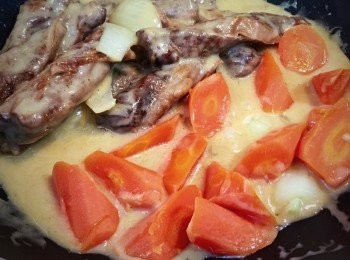 step2: 下油先爆香薑、蒜頭及乾蔥，下牛肋條煎至兩面金黃，肉的油份開始出來時，先下半個洋蔥一同炒香，加入50毫升清雞湯及咖哩意粉醬半盒一同煮熱。將所有材料倒入高速鍋炆30分鐘。取出肉，汁不要，因為牛肋條油份高，炆完個汁會好多油，不宜做拌醬汁。但肉已入味。