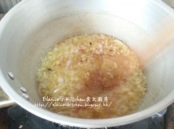 step4: 加入薑茸及乾蔥粒爆至有香味 , 下1茶匙鹽焗雞粉及生抽拌勻