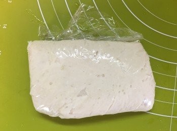 step1: 將湯種高粉同熱水搞混，之後用微波爐保鮮紙包住。
放大約15分鐘。