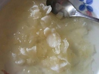 step3: 最後再加新鮮百合和冰糖煲至熟透後即可