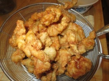 step4: 将猪扒塊沾上脆業浆备用，油烧热，放入筷子，筷子四周冒起一圈小泡泡，即为合适的油温。放入猪扒瑰炸约二分钟捞起，开大火将油温升至180度，放回猪扒塊炸脆捞起备用。一共炸两次，这可以使多余的油逼出和使猪扒塊脆囗