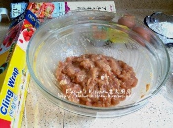 step3: 蓋上保鮮紙後放入冰箱冷藏 1 1/2小時 (不過最後袁太將雞肉冷藏左3小時)