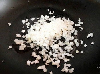 step2: 鍋子中加入一匙油燒熱 , 加入洋蔥炒至香味出來
