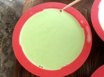 step7: 如果有小氣泡，可以用牙簽把它弄破