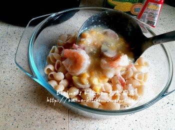 step11: 熄火加入蛋液拌勻 , 將粟米汁淋入貝殼粉內即可