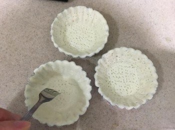 step3: 跟住用叉在皮面刺些小孔，以免酥皮係烤焗時過度膨脹，全部撻皮整好後放入雪櫃備用