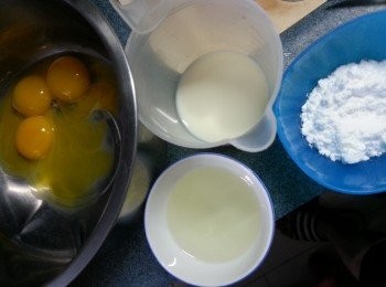 step1: 先做蛋糕體(A部份):將蛋黃加糖霜.牛奶.菜油拌勻