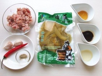 step1: 準備所有材料,將辣椒及蒜頭切好備用