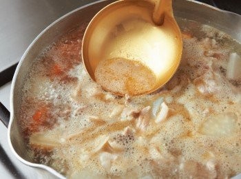 step4: 沸騰後將火轉小撈除浮沫。