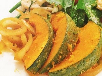 step2: 烤南瓜洋蔥暧沙拉

(1) 日本南瓜......1/4個
(2) 洋蔥…… 1/4 個
調味：
(3) 黃糖……少許
(4) 胡椒粉……少許
(5) 迷迭香…… 少許
(6) 橄欖油 …… 1茶匙
(7) 水份…… 2湯匙

做法：
step1: 南瓜切片，洋蔥切圈，
step2: 熱鍋放橄欖油，加水份炒洋蔥圈至焦糖色。
step3: 南瓜片拌入黃糖，加入洋蔥圈，用錫箔紙包裹，放入烤箱烤約30分鐘即可。