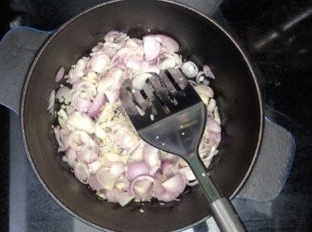 step5: 大火燒熱鍋， 下油後再轉小火，油可以多一點，下蒜頭和紅蔥頭，炒香後剩起備用