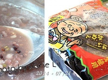 step5: 熬煮成濃稠的《十穀粥》之後
隨個人口味的喜好添加進適量的黑糖

這次我特別用了小妹從沖繩帶回來給我的黑糖
味道特別香濃誘人呢！