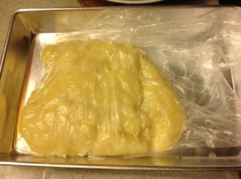 step6: 粉團稍為放涼後，放入保鮮袋，放進雪櫃雪20分鐘