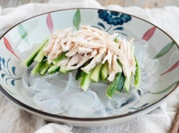 step5: 將粉皮鋪在碟上，放上青瓜和雞絲，淋上<span class="group_2">醬汁</span>，灑上白芝麻即成～