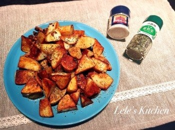 step4: 起鍋後灑上海鹽與喜愛的香料
就可以開動囉！
空氣中飄著淡淡薯香~
一口咬下，外皮酥脆內餡鬆軟
簡單的美味^^