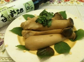 step5: 以紫蘇葉（洗淨後，用餐巾紙擦乾即可）為底擺盤，就完成囉。