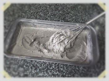 step8: 約2小時後從冰箱取出已凝固的雪糕，用攪拌器將雪糕攪鬆，再放入冰箱冷藏約2小時，完成！