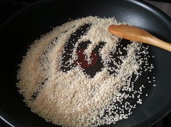 step5: 白芝麻洗淨後用白鑊炒至乾身及香