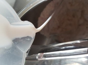 step3: 再將底筋麵粉150g.生粉20g.砂糖28g.泡打粉2g拌勻,加入酵母水,再慢慢分多次加入75g牛奶於粉糰中,將粉糰搓勻,再加入半湯匙豬油搓粉糰搓至光滑軟身(中式包不用搓到有筋膜)(因每隻麵粉受水不同,如所有水份已加入亦不能搓至軟身就需要加少許水,相反如太軟身難控制就加少許底粉)