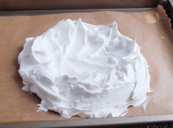 step4: 再將蛋白霜鋪成圓形，放入已預熱150度焗爐，焗約一個小時，然後關掉焗爐，讓蛋白霜留在焗爐內，待約最少一個小時，讓蛋白霜餅完全待涼後，從焗爐拿出