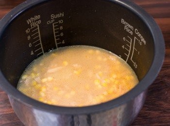 step4: 罐頭吞拿魚和罐頭粟米粒隔水，弄碎吞拿魚，加入米中拌勻，放入電飯煲中按一般煮白飯程式煮熟。