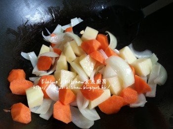 step5: 燒紅鑊 , 放入洋蔥爆炒至有香味後 , 加入薯仔及甘旬拌勻炒香