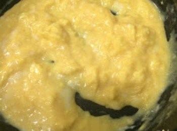 step4: 生粉與水拌勻後備用。  
熱油鍋，蛋汁下鍋攪拌成滑蛋狀，不要煮得過乾，快速撈起。