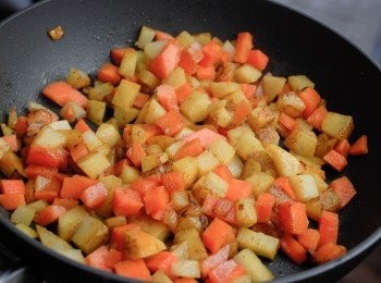 step2: 下馬鈴薯及紅蘿蔔，炒數分鐘，然後下水，蓋上鑊蓋，用中小火煮約10分鐘，或至馬鈴薯軟熟