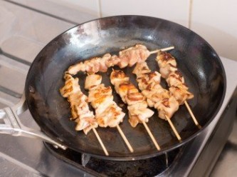 step3: 用中火燒熱鍋子，下適量油，油熱後下雞肉串兩面每面煎約 1 分半鐘至金黃色。